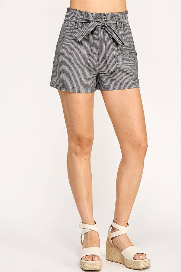 STRIPED HIGH WAISTED SHORT WITH TIE BELT: BLACK/WHITE