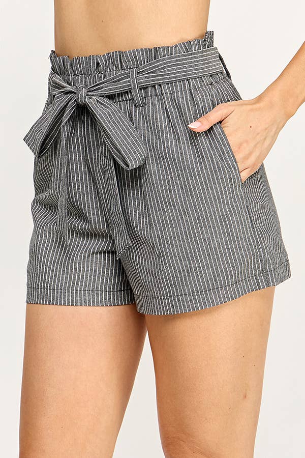 STRIPED HIGH WAISTED SHORT WITH TIE BELT: BLACK/WHITE