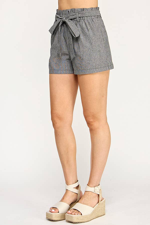 STRIPED HIGH WAISTED SHORT WITH TIE BELT: BLACK/WHITE